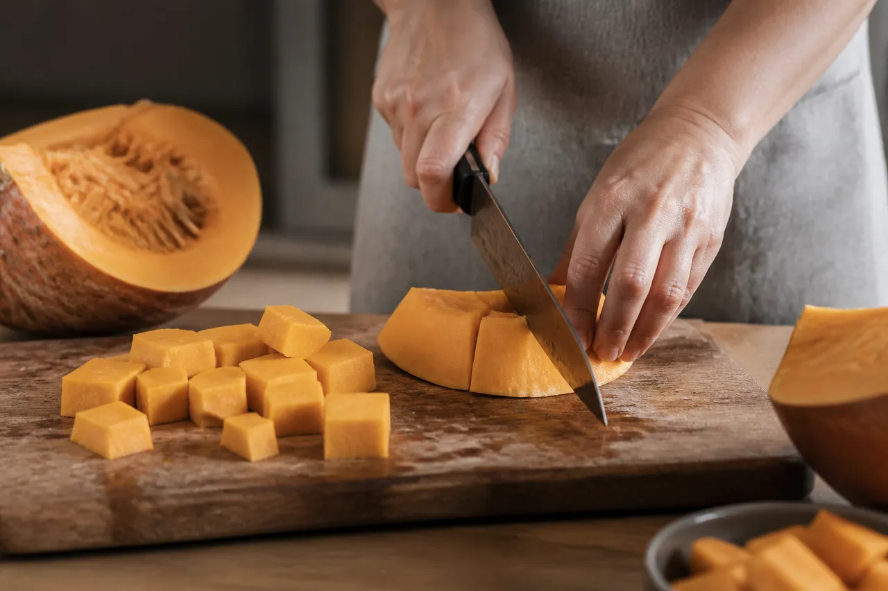 Découpe du potiron en cubes pour une cuisson homogène
