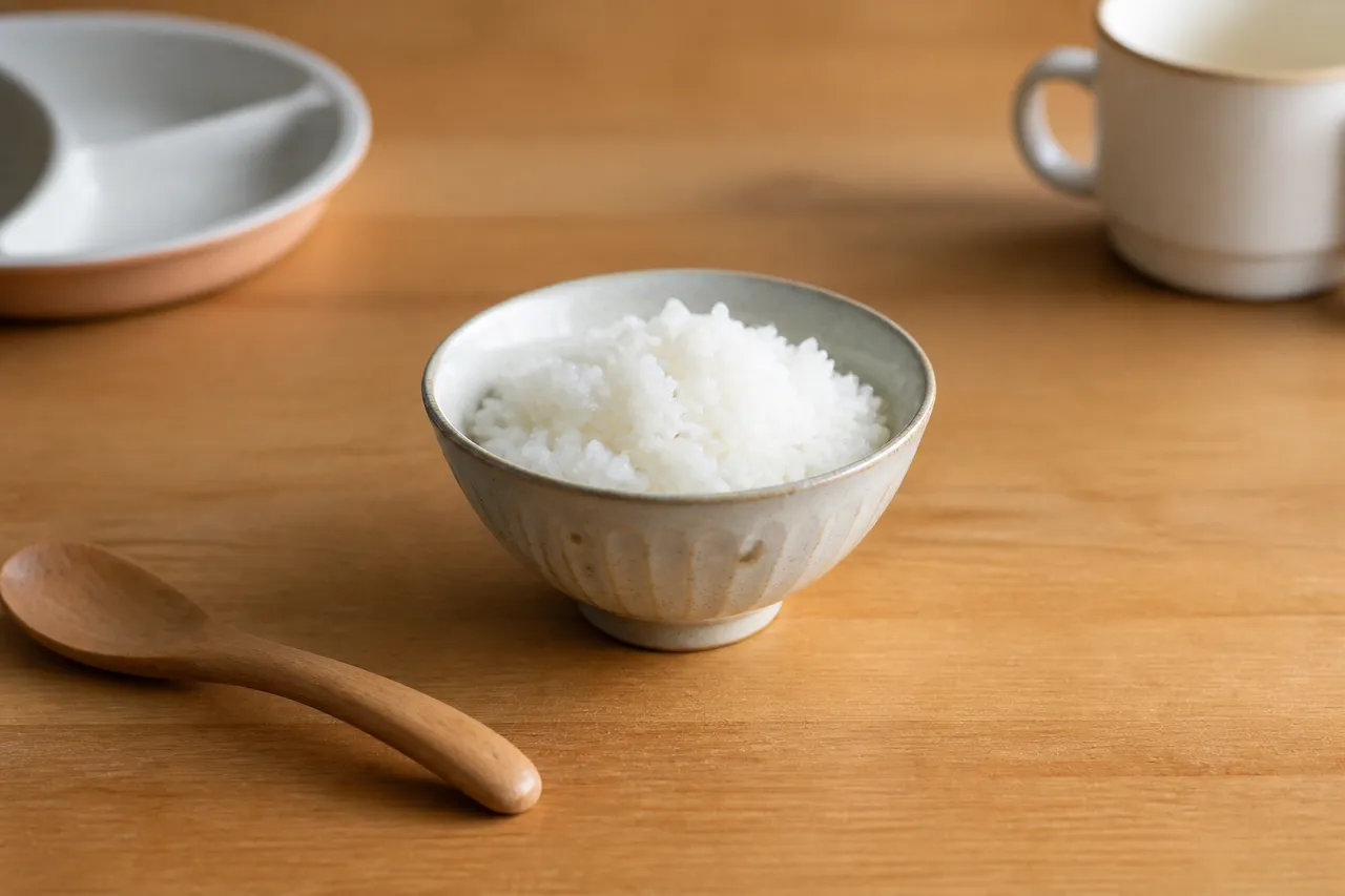 Dose de riz par personne pour enfant dans un petit bol
